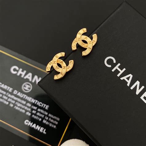 aretes chanel largos.